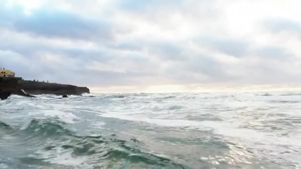 Bei Sonnenuntergang Über Den Ozean Fliegen Hotel Atlantikstrand Portugal Praia — Stockvideo