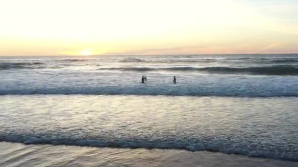 Due Surfisti Allenano Cavalcare Onde Nell Oceano Atlantico Tramonto Indossando — Video Stock
