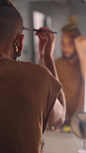 Black Male Gay Applying Make Looking Mirror Standing Back Camera — 비디오