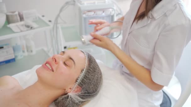 Estetické Kosmetické Ošetření Faciální Zvedání Kryoterapeutickým Strojem Kosmetoložka Provádí Kryoterapeutickou — Stock video