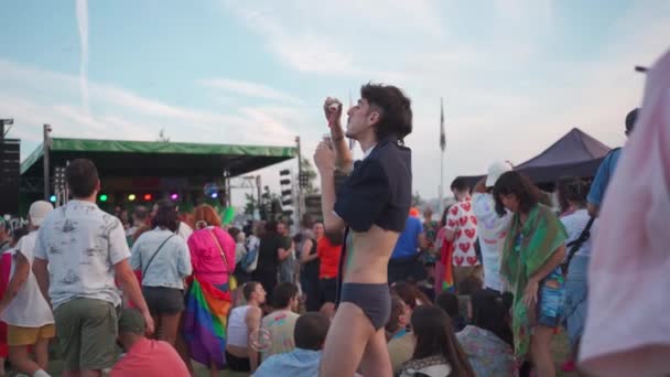 Portugal Lisboa Junho 2023 Ativista Lgbtiq Soprando Bolhas Sabão Pride — Vídeo de Stock