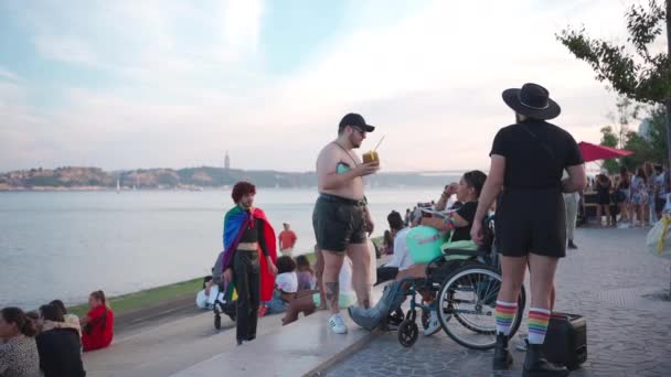 Португалия Лиссабон Июнь 2023 Женщина Инвалидном Кресле Общается Другом Прогулке — стоковое видео