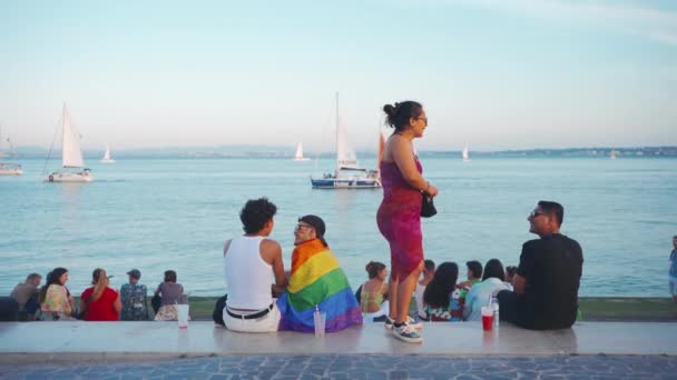 Πορτογαλία Λισαβόνα Ιούνιος 2023 Φίλοι Περνούν Χρόνο Μαζί Στο Pride — Αρχείο Βίντεο