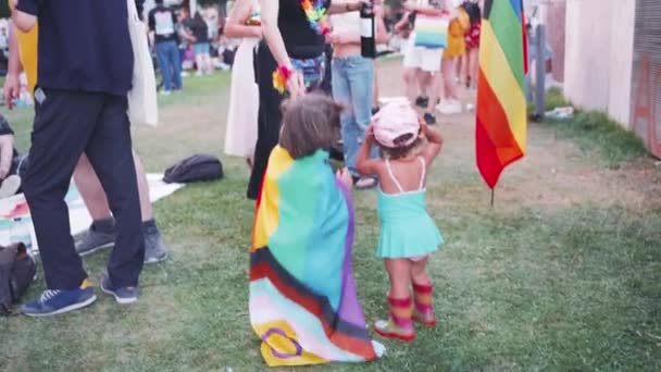 Portugal Lissabon Juni 2023 Lesbisches Paar Mit Zwei Kleinen Töchtern — Stockvideo