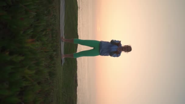 Femme Âgée Pratiquant Qigong Sur Rivage Océan Coucher Soleil Concept — Video