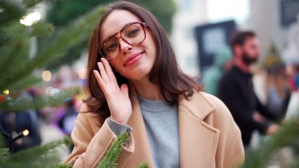 Avrupa Şehir Meydanında Noel Ağacının Yanında Duran Gözlüklü Bej Ceketli — Stok video