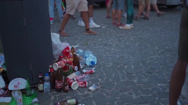 Lissabon Portugal Juni 2023Skräp Gatorna Stadsfestivalen Folk Går Förbi Överdrivet — Stockvideo