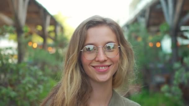 Retrato Close Mulher Muito Jovem Usando Óculos Terraço Café Jovem — Vídeo de Stock