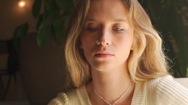 Egy Közeli Portré Csinos Fiatal Nőről Aki Szemüveget Orrpiercinget Visel — Stock videók