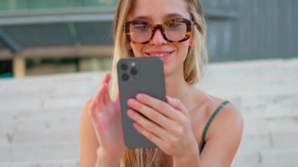 Fiatal Gyönyörű Szőke Fehér Szemüveget Visel Online Vásárlás Mobilját Lépcsőn — Stock videók