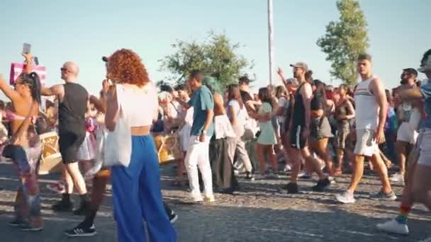 Лиссабон Португалия Июня 2023 Года Толпа Демонстрантов Ходит Танцует Улице — стоковое видео
