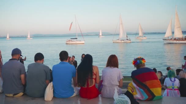 Lissabon Portugal Juni 2023 Lgbt Menschen Entspannen Sich Auf Der — Stockvideo