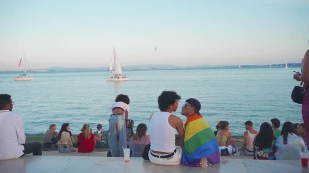 Lisabon Portugalsko Června 2023 Romantický Homosexuální Pár Líbající Promenádě Během — Stock video