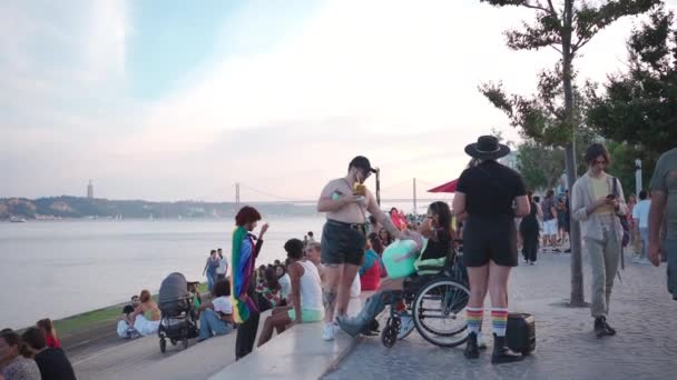 Lissabon Portugal Juni 2023 Frau Rollstuhl Kommuniziert Mit Freund Auf — Stockvideo
