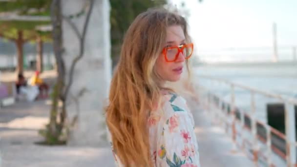 Вид Молодую Кавказскую Блондинку Идущую Улице Возле Моря Счастливая Молодая — стоковое видео