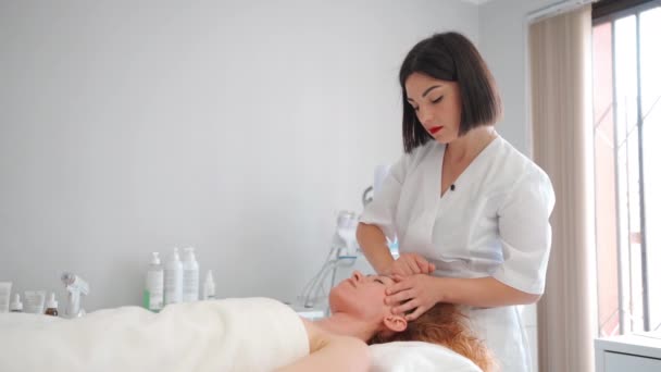 Massage Therapist Medical Mask Massaging Head Shoulders Neck Woman Cosmetology — Stock Video