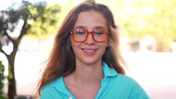 Close Retrato Caucasiano Jovem Mulher Usando Óculos Fundo Parque Jovem — Vídeo de Stock