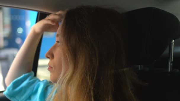 Привлекательная Блондинка Голубой Рубашке Путешествующая Заднем Сидении Машины Молодая Женщина — стоковое видео