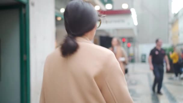 Mujer Joven Con Abrigo Elegante Gafas Caminando Por Calle Ciudad — Vídeo de stock