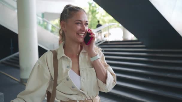 Mulher Loira Meia Idade Atraente Usando Telefone Celular Lobby Business — Vídeo de Stock