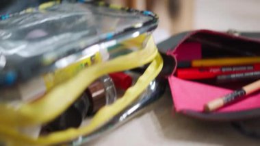 Makyaj yapan genç siyah bir adam maskara göz farı sürüyor, makyaj yapan LGBTQ 'lu bir adam, makyajlı, makyajlı bir kadın, göz kamaştırıcı görünüyor.