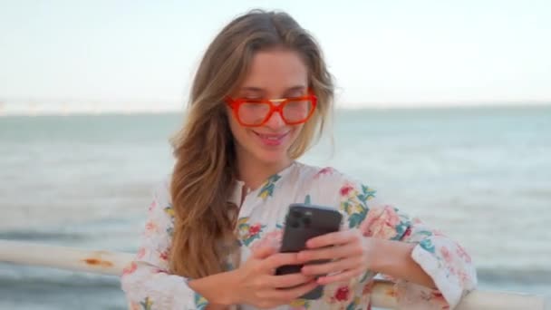 Donna Caucasica Turista Bellissimo Vestito Bicchieri Arancioni Piedi Appoggiato Ringhiera — Video Stock