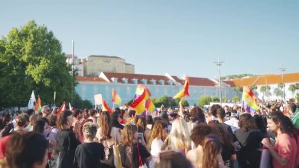 Lisboa Portugal Junio 2023 Gente Sosteniendo Carteles Ondeando Banderas Arco — Vídeos de Stock