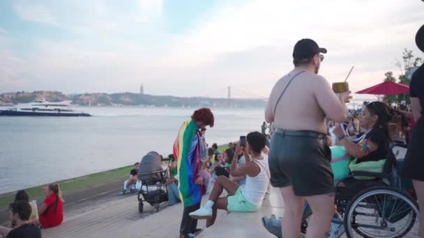 Lissabon Portugal Juni 2023 Kvinna Rullstol Vilar Med Vänner Lisbonpromenaden — Stockvideo