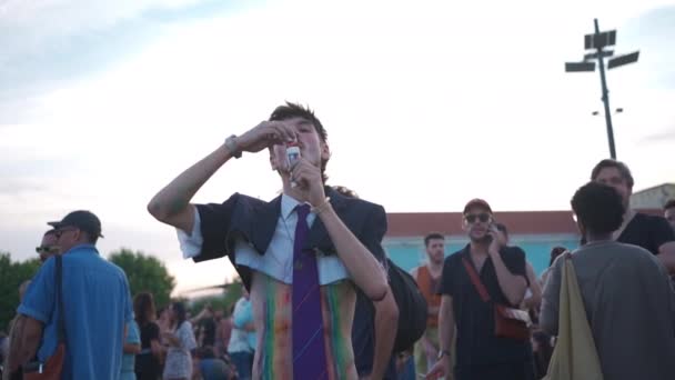 Lissabon Portugal Juni 2023 Homosexueller Mann Pustet Bei Pride Parade — Stockvideo