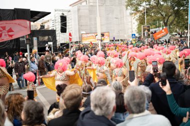 LOURES, PORTUGAL - Şubat 2023 Renkli Karnaval (Karnaval) Geçit Töreni katılımcıları Loures City, Portekiz. Portekiz 'de geleneksel dans ve müzik festivali