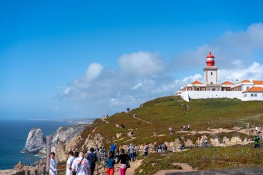 Portekiz, Sintra, Mayıs 2022 Cabo da Roca Deniz Feneri. Sintra, Portekiz. Portekiz Farol de Cabo da Roca Avrasya 'nın en batı noktasında bulunan bir pelerindir. Güneşli yaz günü