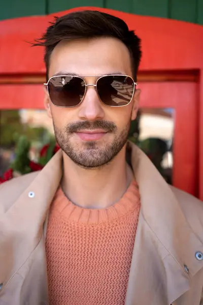 Homem Moda Óculos Sol Homem Elegante Confiante Vestindo Tons Suéter Imagem De Stock