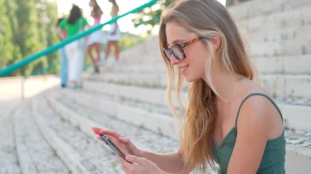 Uma Estudante Muito Jovem Enviar Mensagens Telemóvel Sentada Nas Escadas — Vídeo de Stock