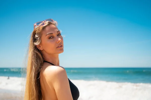 Blondynka Plaży Kobieta Długimi Włosami Okularami Przeciwsłonecznymi Głowie Patrząca Kamerę Obrazek Stockowy