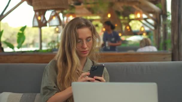 Freelancer Feminino Fazendo Trabalho Remoto Planejando Sua Programação Smartphone Jovem — Vídeo de Stock