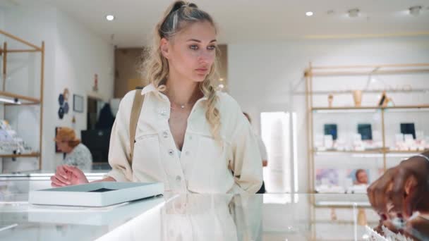 Jolie Femme Blonde Âge Moyen Choisissant Présent Bijouterie Élégant Client — Video