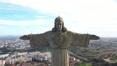 İHA atışını Cristo Rey Sığınağı 'nın İsa' sına çevirin. Almada Portekiz 'deki Kral İsa heykelinin görüntülerini büyüt. Büyük İsa heykeli arka planda şehir manzarası