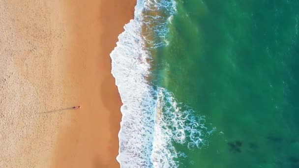 陀螺顶部看到美丽的海滩 金黄的沙滩和碧绿的波浪 阳光明媚的夏日 空中无人飞机俯瞰着滚滚的白沫浪花 漂亮的冲浪线垂直射击 — 图库视频影像