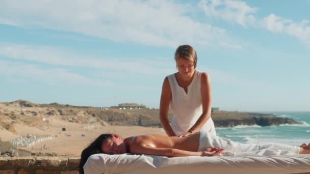 Mulher Morena Bronzeada Relaxando Durante Tratamento Spa Costa Oceânica Mulher — Vídeo de Stock