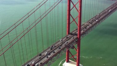 Portekiz, Lizbon 'daki Ponte 25 de Abril köprüsünde insansız hava aracı trafiği. Tagus Nehri 'nin ünlü simgesi. Portekiz 'in başkentinde güzel kırmızı asma köprü