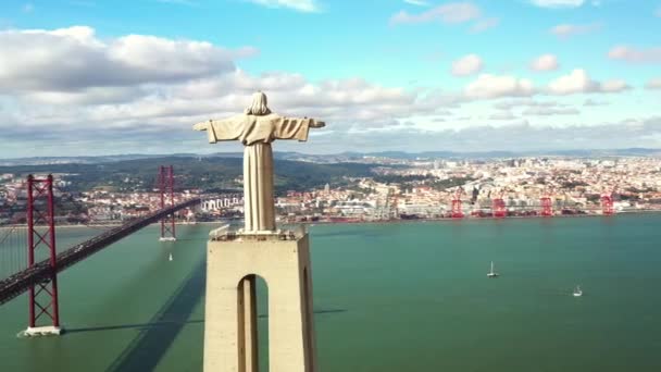 德隆俯瞰着雷伊雕像高耸着穿过里斯本和阿布里尔桥25号横跨塔格斯河 葡萄牙阿尔马达基督王的圣地 — 图库视频影像