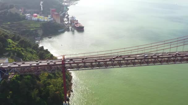 Luftaufnahme Des Regen Autoverkehrs Über Die Berühmte Rote Brücke Ponte — Stockvideo
