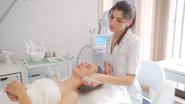 Esthetische Cosmetologie Behandeling Facial Lift Met Cryotherapie Machine Vrouw Cosmetoloog — Stockvideo