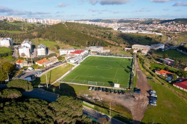 Futbol sahasının havadan görünüşü, şehirde antrenman ve yarışma için halk futbol sahası.