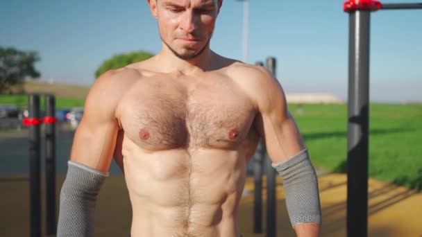 Muskelprotz Mit Ellenbogenärmeln Beim Training Outdoor Fitnesspark Sportler Mit Gut — Stockvideo