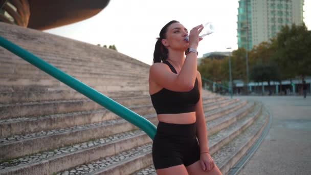 Kvinnlig Idrottsman Återhämtar Sig Efter Träning Och Dricksvatten Utanför Trött — Stockvideo