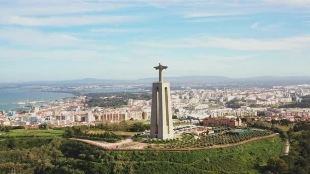 ポルトランド パノラマ風景 キリストの聖域 リスボン上に塔を張る王 ドローンが彫像の周りを回っている バックグラウンドでアルマダの都市景観と青空 — ストック動画