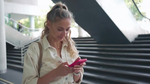 Atractiva Mujer Rubia Mediana Edad Enviando Mensajes Texto Amigo Teléfono — Vídeo de stock