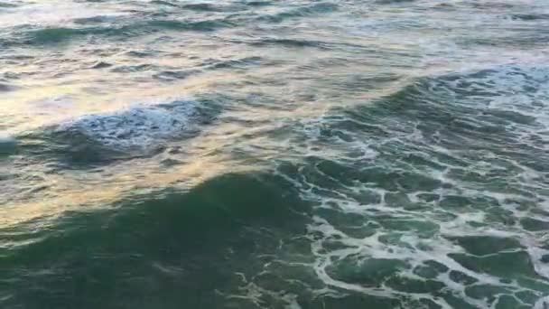 Aereo Drone Rallentatore Video Ondulazioni Oceaniche Rotolamento Morbida Luce Serale — Video Stock