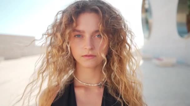 Zblízka Portrét Ženy Kudrnatými Vlasy Pózující Venku Uvolněné Blondýny Dáma — Stock video